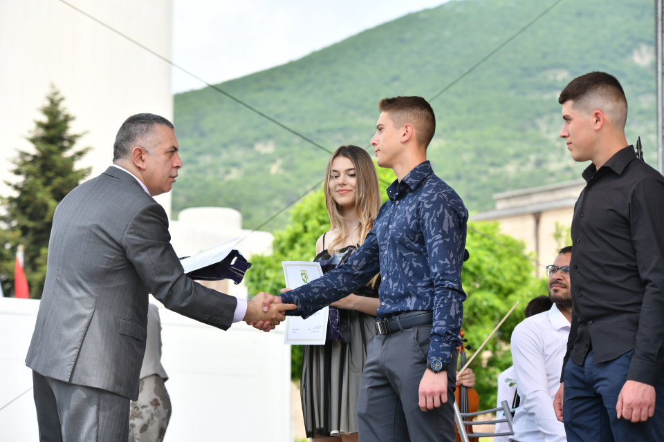 74 ученици от община Сливен с призови места на национални, международни конкурси, олимпиади и с високи постижения в науката, изкуството и спорта през...